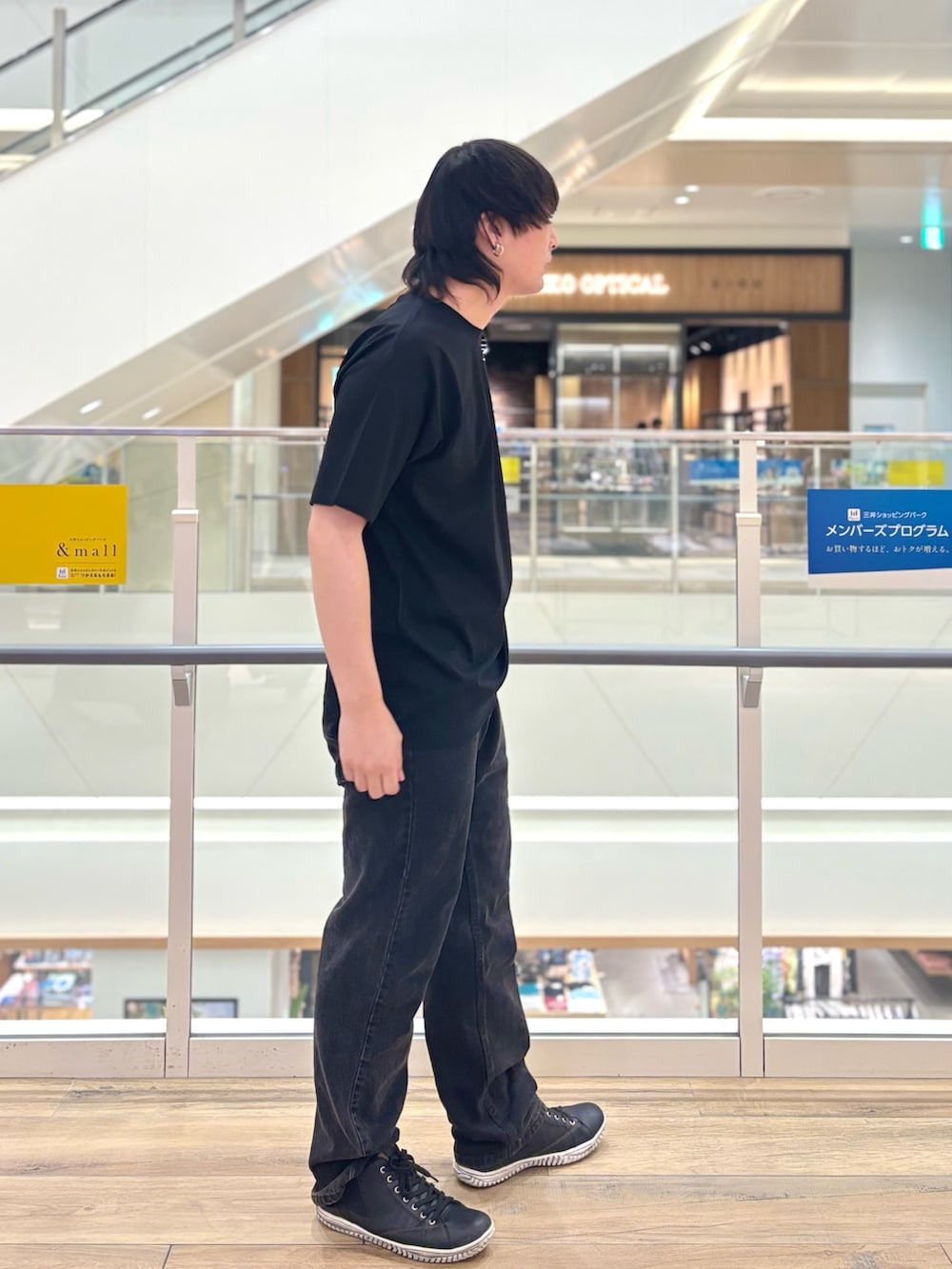 「夏コーデ、黒Tシャツ、デニム、スニーカー、Tシャツ、ブラックコーデ、アウトドアスタイル、メンズファッション、大人コーデ、夏、夏服、おでかけコーデ、シンプルスタイル」｜「NOLLEY’Sの【ACTIVE SECT】《限定展開》カーゴポケットTシャツ 25SS（Tシャツ/カットソー、ブラック系）」を使った、RYOUGAさん（メンズ・177cm）の夏コーディネートの3枚目の写真