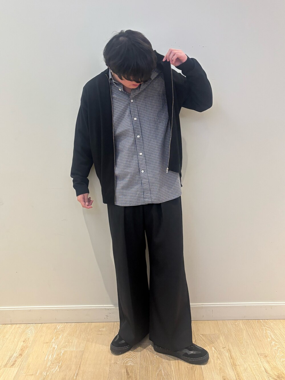 ブラック系のニット/セーター、ブルー系のシャツ/ブラウスを着用したメンズの秋コーディネートの2枚目の写真