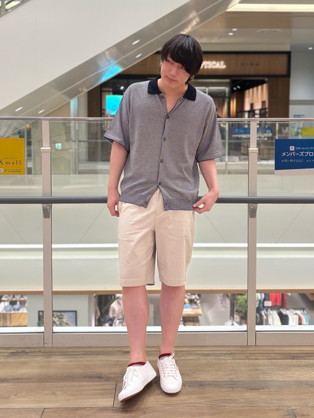 「雨の日コーデ、デートコーデ、きれいめカジュアル、ハーフパンツ、スニーカー、夏コーデ、シャツスタイル、大人カジュアルコーデ、オトナカジュアル、休日スタイル、キレイめカジュアル、夏」｜「NOLLEY’Sの【SIX FUNCTIONS】ウォッシャブル コースボーダーニットシャツ 25SS（シャツ/ブラウス、ブラック系）」を使った、RYOUGAさん（メンズ・177cm）の夏コーディネートの2枚目の写真