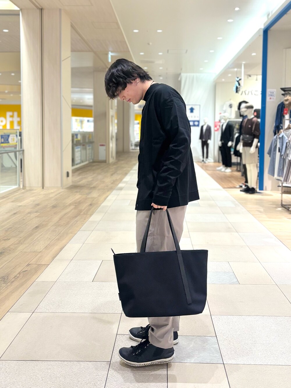 ブラック系のカーディガン/ボレロ、ブラック系のTシャツ/カットソー、グレー系のその他パンツを着用したメンズの夏コーディネートの3枚目の写真