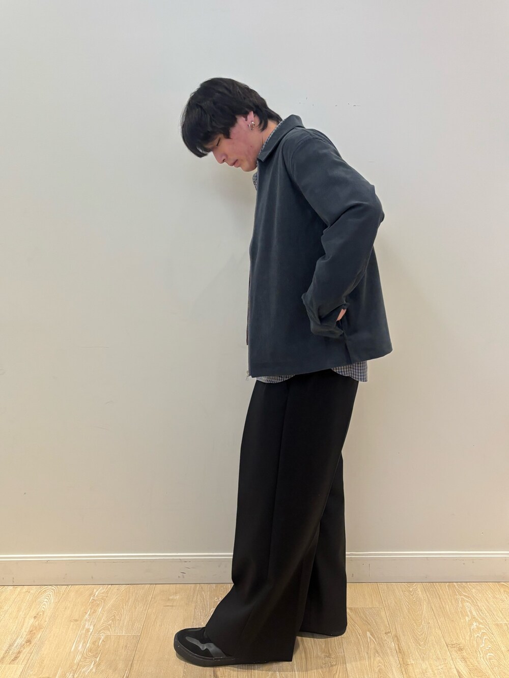 グレー系のブルゾン、ブルー系のシャツ/ブラウスを着用したメンズの秋コーディネートの3枚目の写真