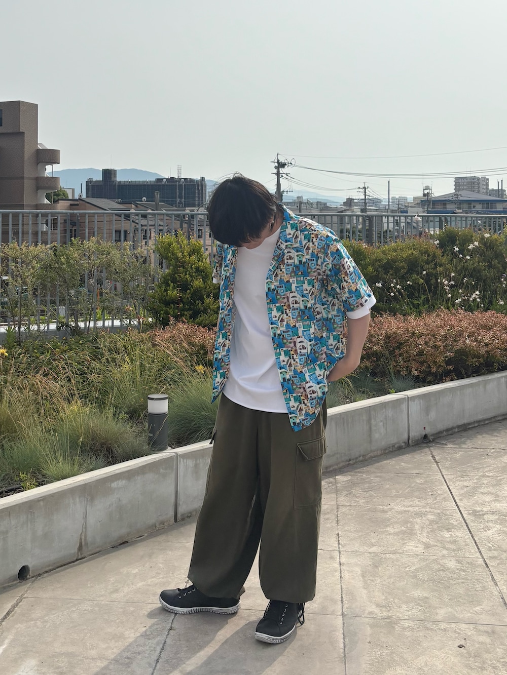 「柄シャツ、白シャツ、シャツスタイル、お出かけコーデ、カーゴパンツ、重ね着」｜「NOLLEY’Sの《セットアップ対応》イージーケア ストレッチポプリン シャツブルゾン 25SS（シャツ/ブラウス、ベージュ系）」を使った、RYOUGAさん（メンズ・177cm）の春コーディネートの4枚目の写真
