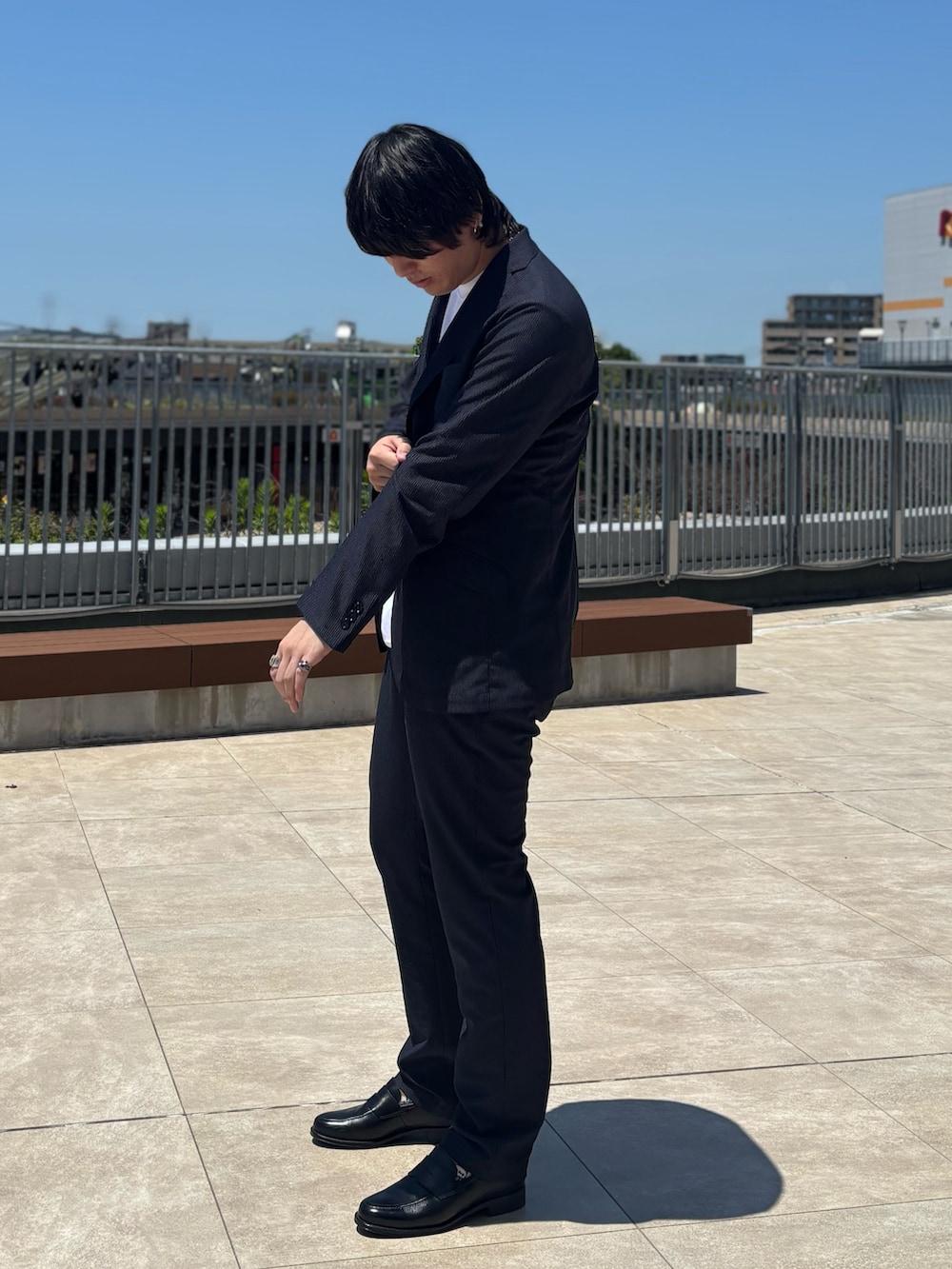 「白Tシャツ、大人カジュアルコーデ、シンプルスタイル、オトナカジュアル、休日スタイル、キレイめカジュアル、夏コーデ、おしゃれさんと繋がりたい、大人コーデ、夏、シンプル、デートコーデ、セットアップ」｜「NOLLEY’Sの《セットアップ/ビジカジ対応》ドットサッカーストレッチジャケット 25SS（テーラードジャケット、ブルー系）」を使った、RYOUGAさん（メンズ・177cm）の夏コーディネートの3枚目の写真