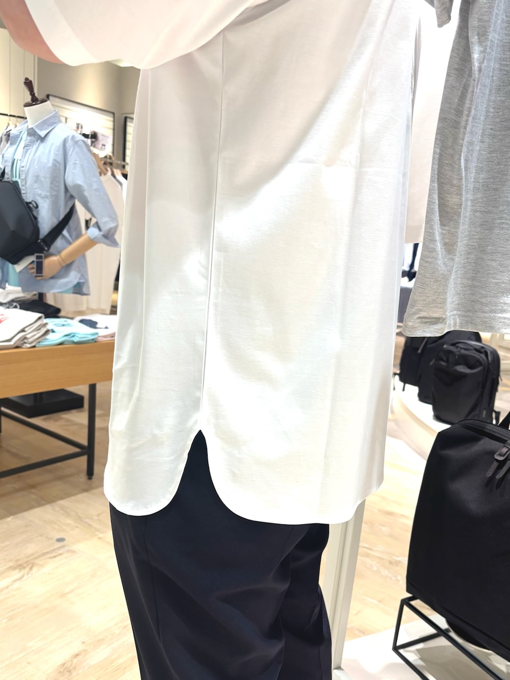 グレー系のその他パンツ、ブラック系のバックパック/リュック、ホワイト系のTシャツ/カットソーを着用したメンズの春コーディネートの5枚目の写真