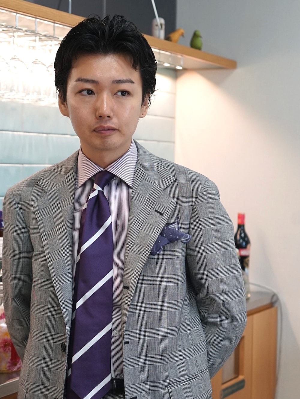 パープル系のネクタイ、レッド系のシャツ/ブラウス、パープル系のハンカチ/ハンドタオルを着用したメンズの春コーディネートの3枚目の写真