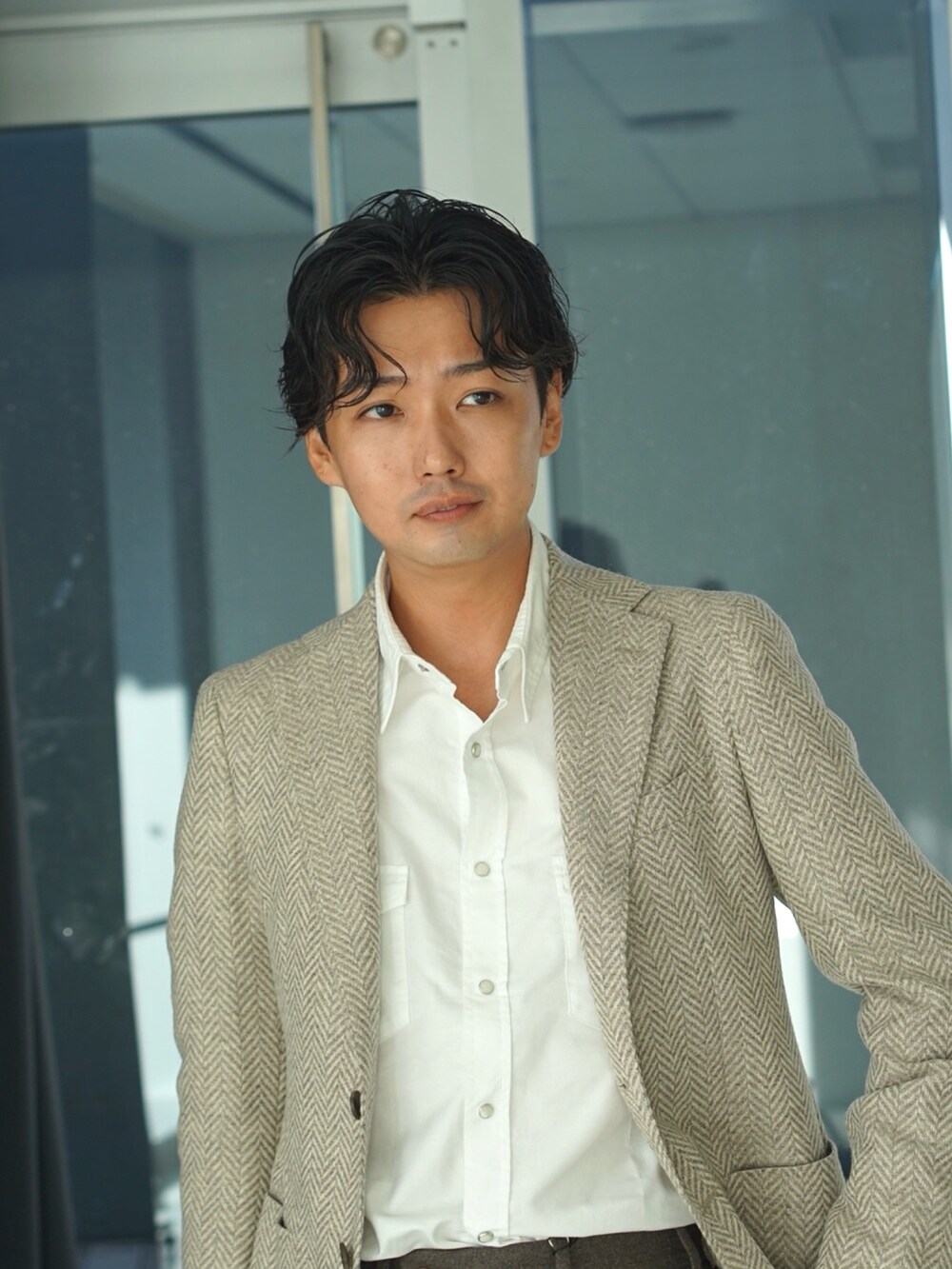 ベージュ系のテーラードジャケット、ホワイト系のシャツ/ブラウス、ブラウン系のスラックスを着用したメンズの秋コーディネートの2枚目の写真