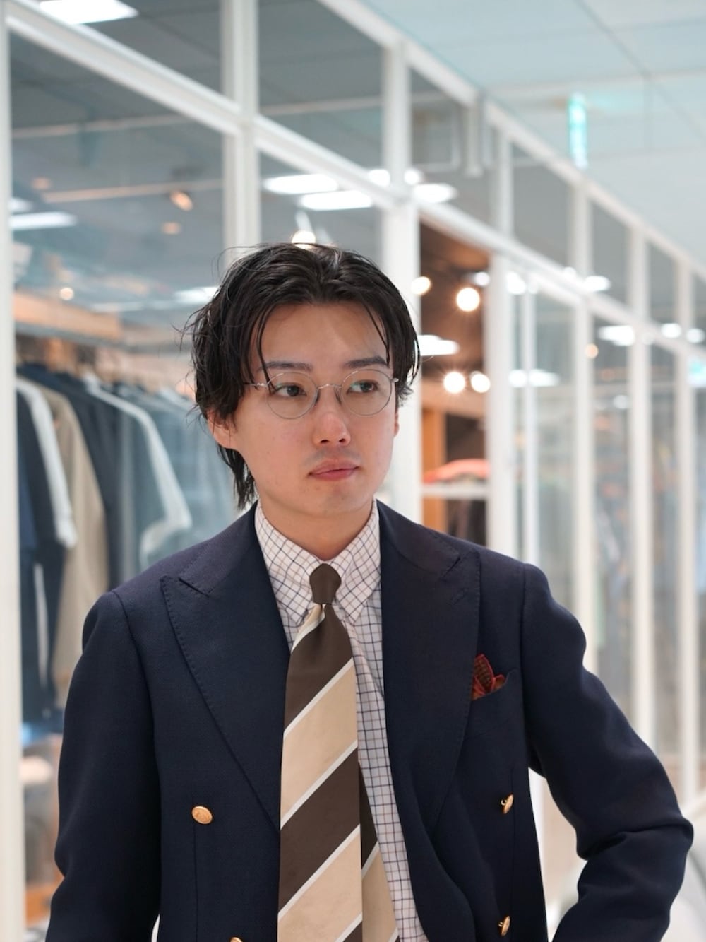 ブルー系のテーラードジャケット、ベージュ系のネクタイを着用したメンズの春コーディネートの2枚目の写真