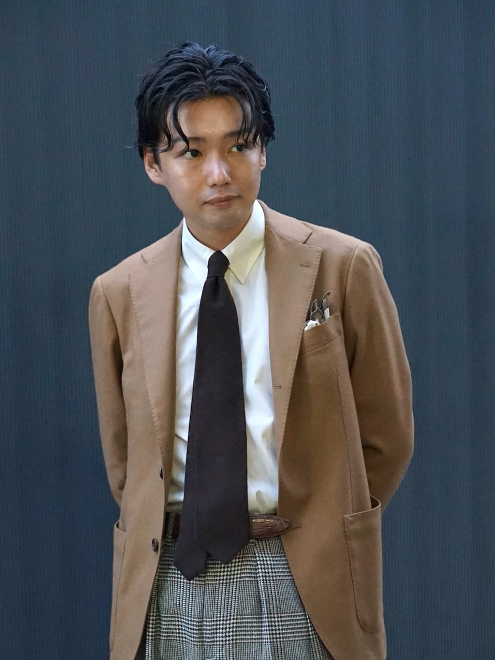 「淡色コーデ、デートコーデ、ネクタイ、ブラウン、チェック、お出かけコーデ、秋コーデ、スラックス、レイヤードスタイル、テーラードジャケット」｜「BEAMS FのROSS MILANO / カシミヤウール ソリッド ネクタイ（ネクタイ、ブラウン系）」を使った、shunkobayashiさん（メンズ・171cm）の秋コーディネートの2枚目の写真