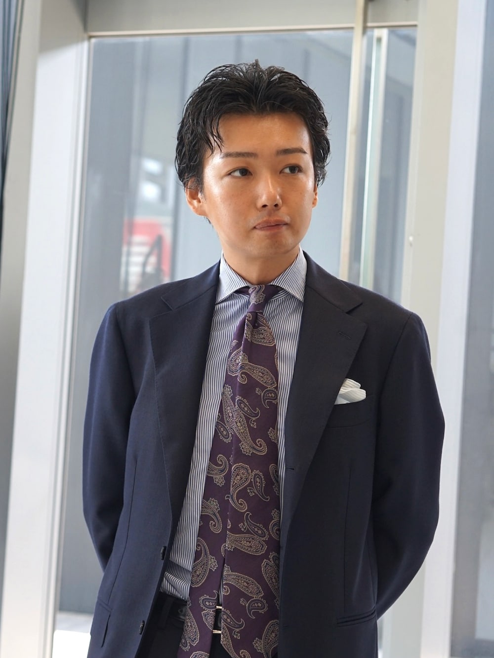 ブルー系のスーツジャケット、ブルー系のハンカチ/ハンドタオルを着用したメンズの夏コーディネートの2枚目の写真