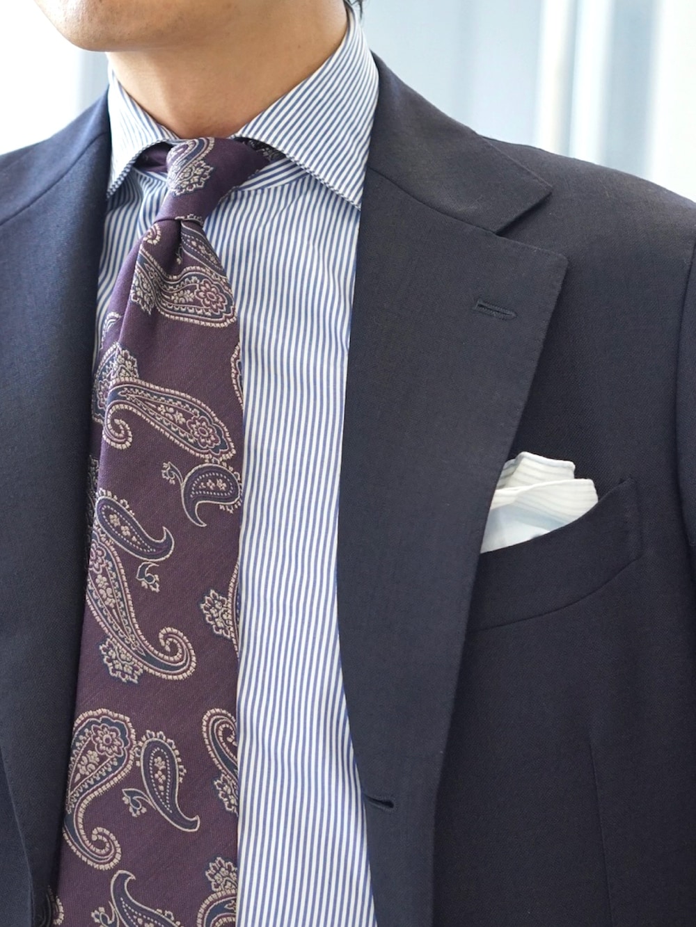 ブルー系のスーツジャケット、ブルー系のハンカチ/ハンドタオルを着用したメンズの夏コーディネートの3枚目の写真