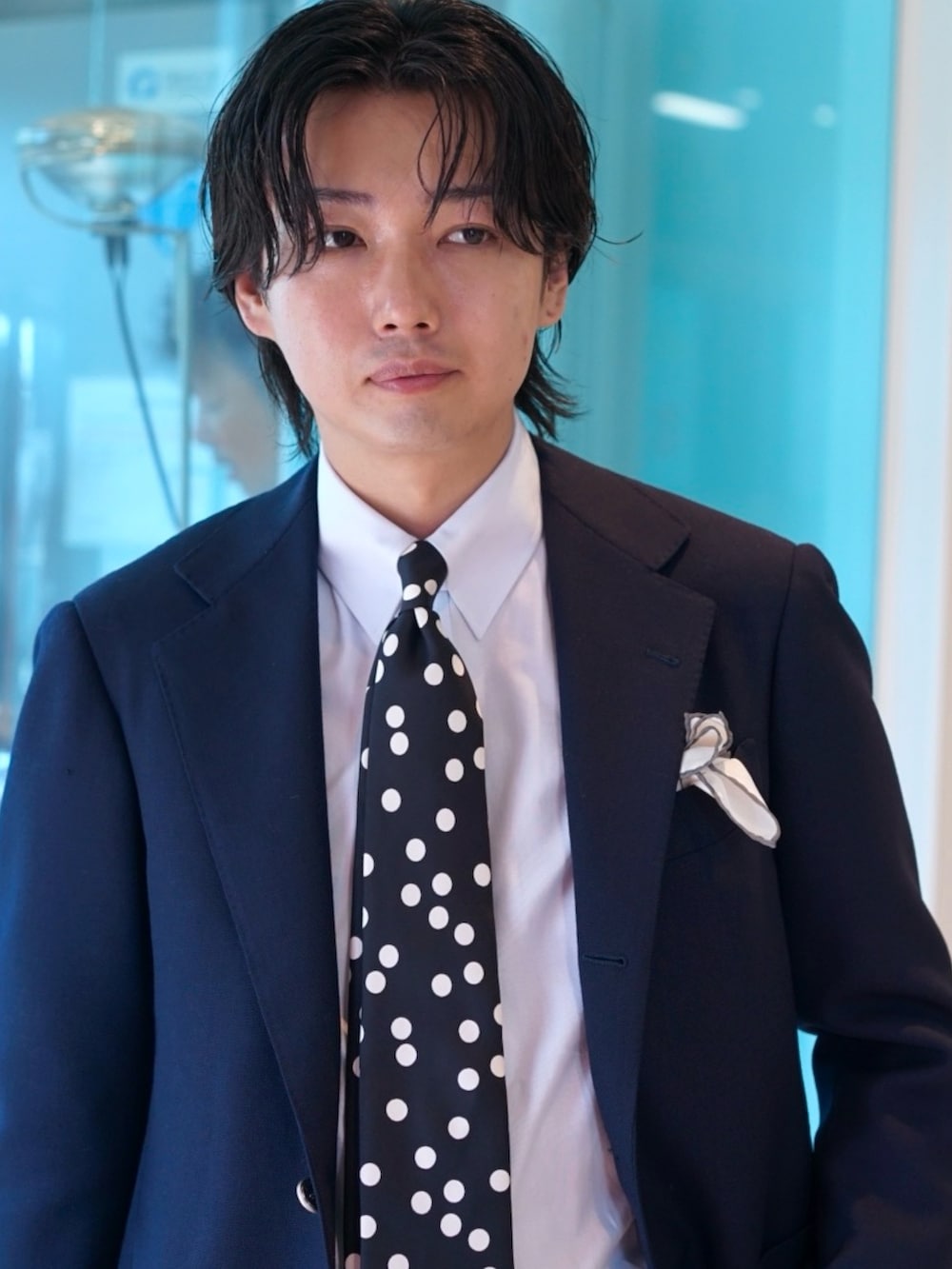 ブルー系のテーラードジャケット、グレー系のシャツ/ブラウス、グレー系のハンカチ/ハンドタオルを着用したメンズの夏コーディネートの3枚目の写真