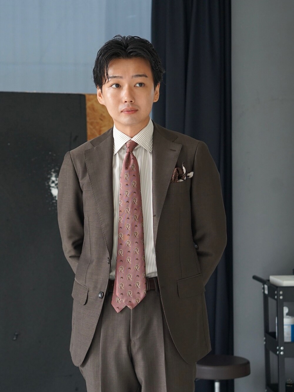 「レイヤードスタイル、スーツスタイル、ネクタイ、柄シャツ、シンプルコーデ、大人コーデ」｜「BEAMS Fのベージュ ロンドンストライプ ワイドカラーシャツ（シャツ/ブラウス、ベージュ系）」を使った、shunkobayashiさん（メンズ・171cm）の夏コーディネートの2枚目の写真