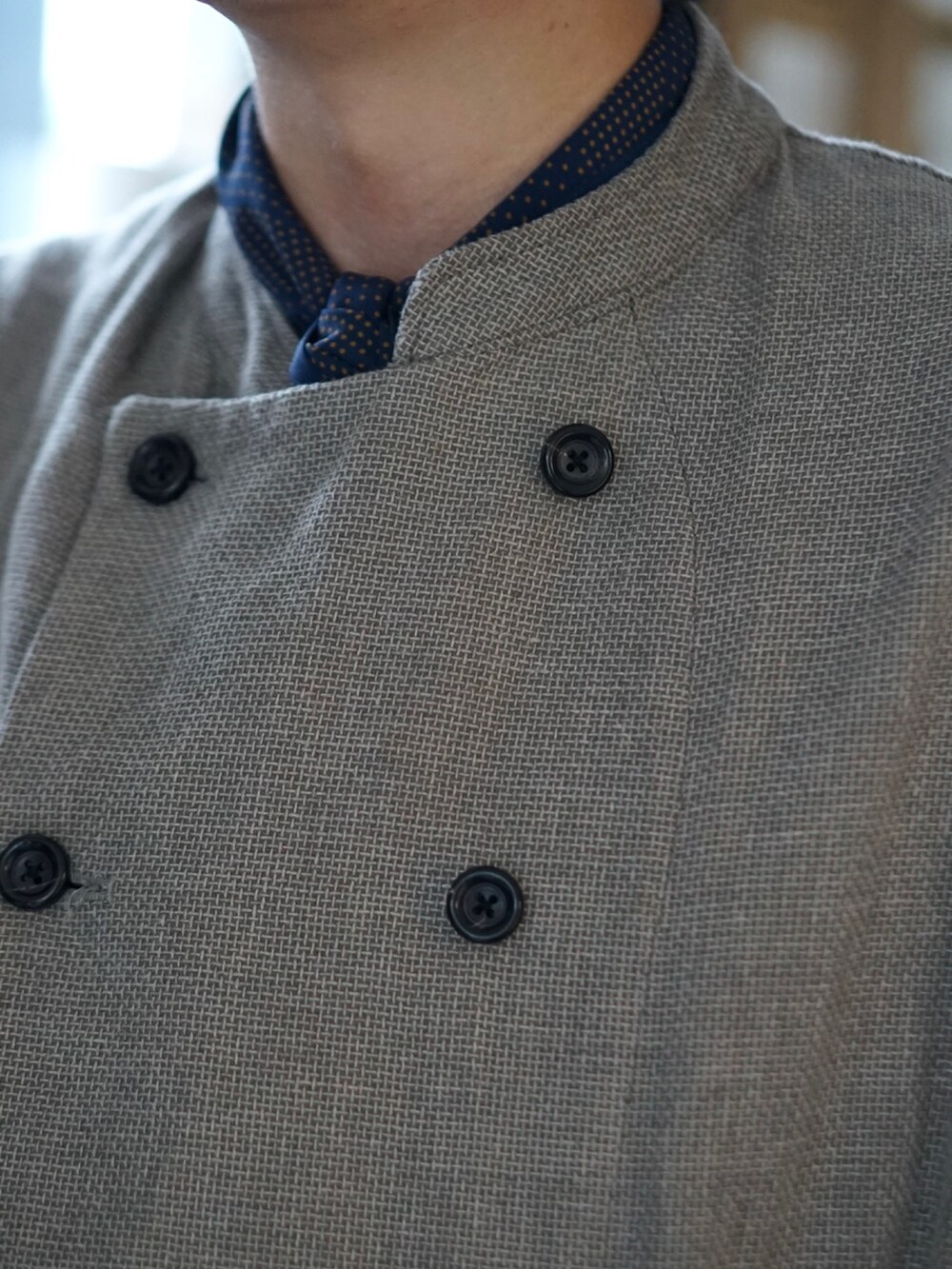 ブラウン系のサンダル、グレー系のジャケット/アウター、ブルー系のファッション雑貨を着用したメンズの夏コーディネートの3枚目の写真