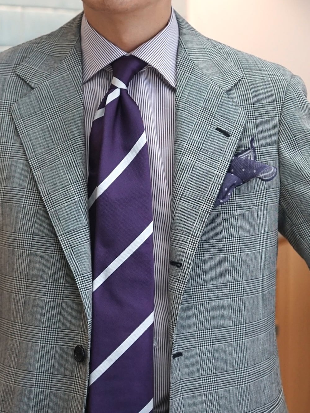 パープル系のネクタイ、レッド系のシャツ/ブラウス、パープル系のハンカチ/ハンドタオルを着用したメンズの春コーディネートの2枚目の写真