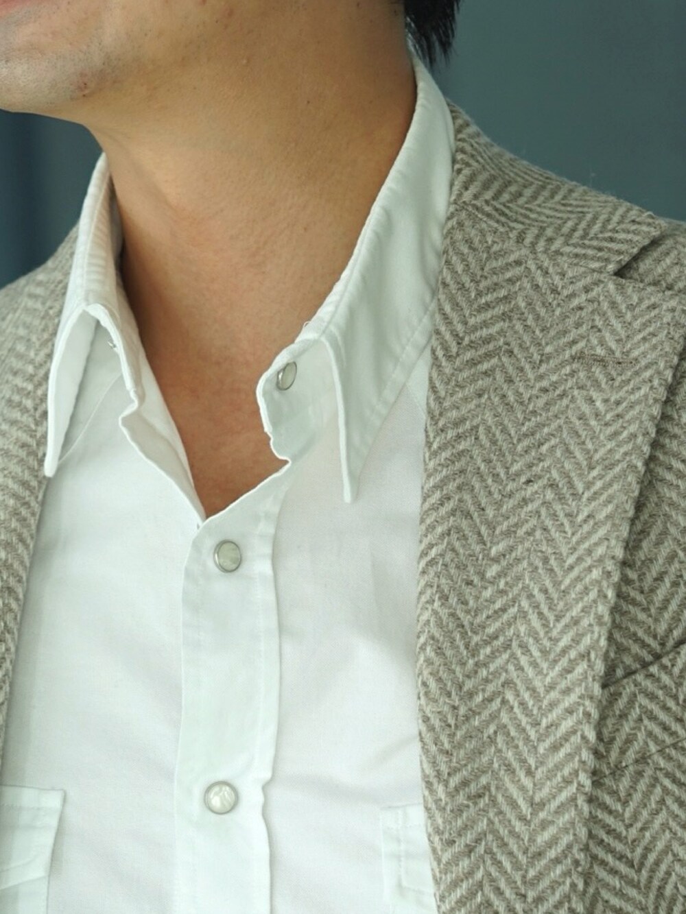 ベージュ系のテーラードジャケット、ホワイト系のシャツ/ブラウス、ブラウン系のスラックスを着用したメンズの秋コーディネートの3枚目の写真