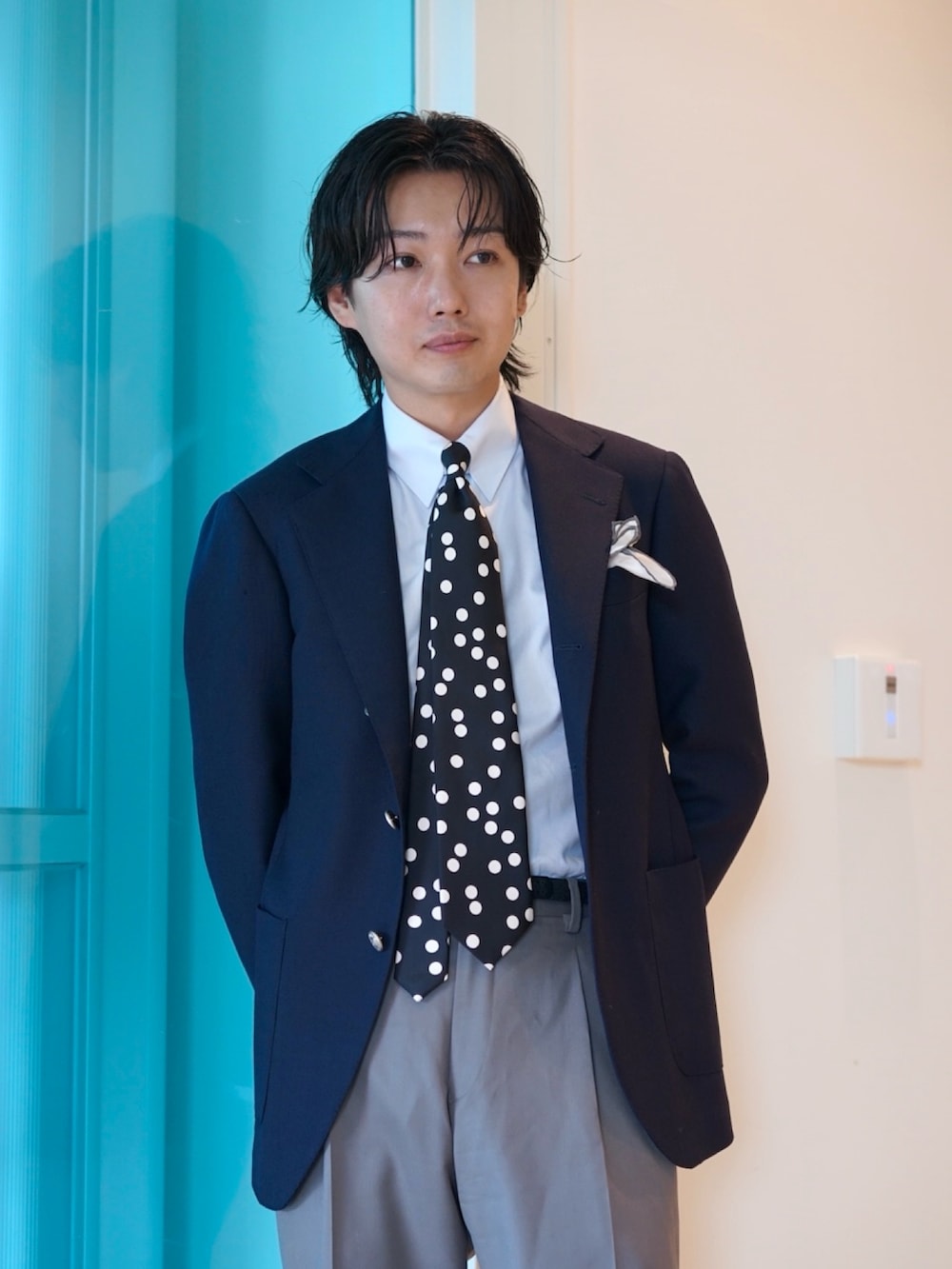 ブルー系のテーラードジャケット、グレー系のシャツ/ブラウス、グレー系のハンカチ/ハンドタオルを着用したメンズの夏コーディネートの2枚目の写真