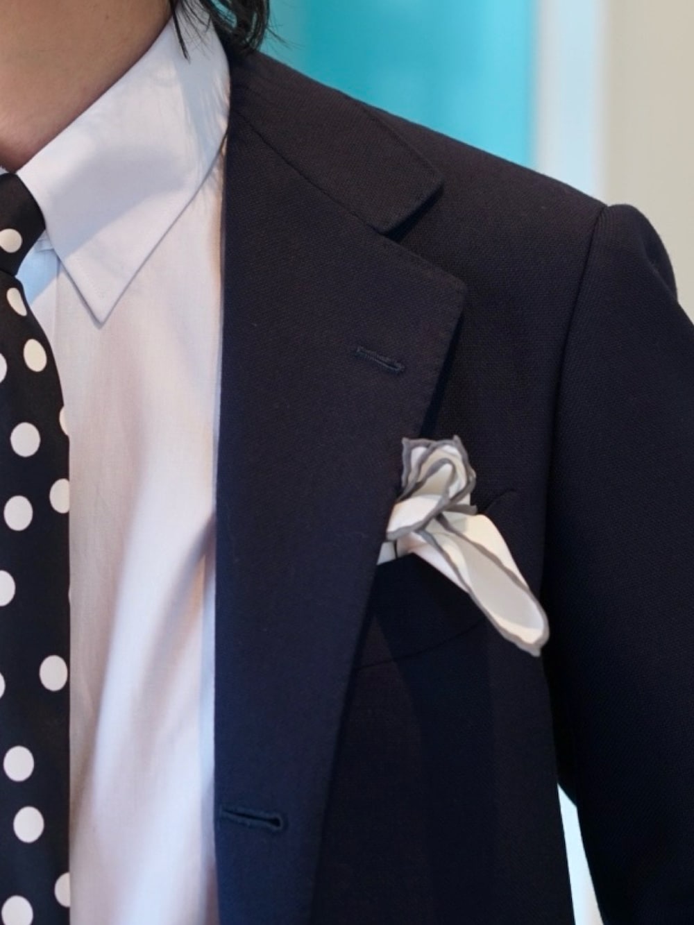 ブルー系のテーラードジャケット、グレー系のシャツ/ブラウス、グレー系のハンカチ/ハンドタオルを着用したメンズの夏コーディネートの6枚目の写真