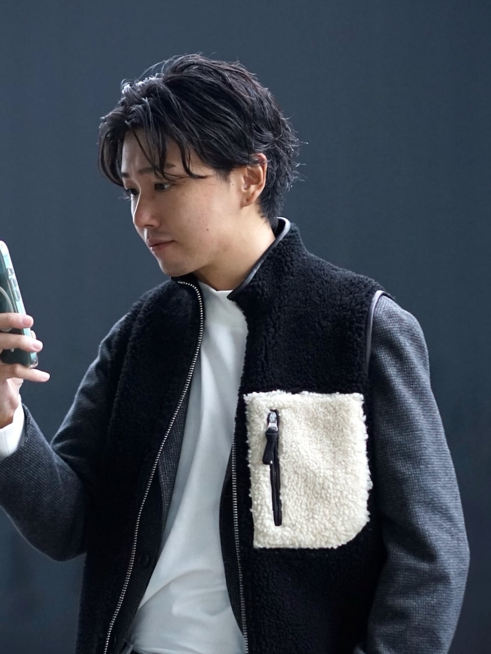 「おしゃ見えテクニック、デニム、レイヤードスタイル、古着MIX、秋コーデ、モノトーン、テーラードジャケット、休日スタイル、ローファー、レザー、ベスト、きれいめカジュアル」｜「BEAMS FのEASY ハウンドトゥース柄 ジャージ ジャケット（テーラードジャケット、グレー系）」を使った、shunkobayashiさん（メンズ・171cm）の秋コーディネートの2枚目の写真