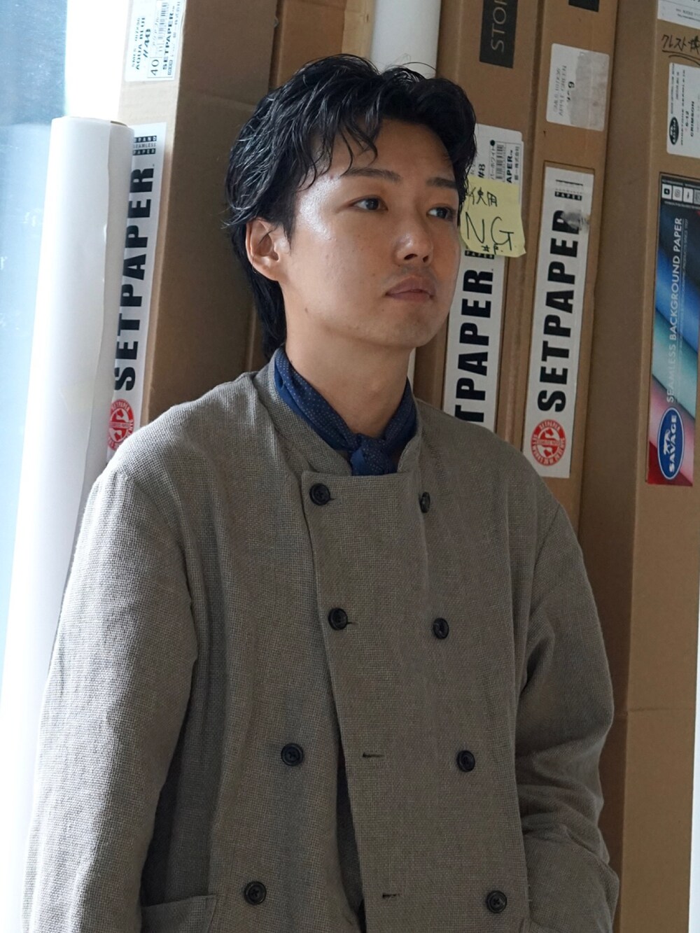 ブラウン系のサンダル、グレー系のジャケット/アウター、ブルー系のファッション雑貨を着用したメンズの夏コーディネートの2枚目の写真