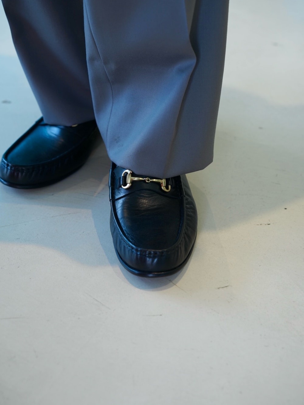 ブルー系のテーラードジャケット、グレー系のシャツ/ブラウス、グレー系のハンカチ/ハンドタオルを着用したメンズの夏コーディネートの5枚目の写真