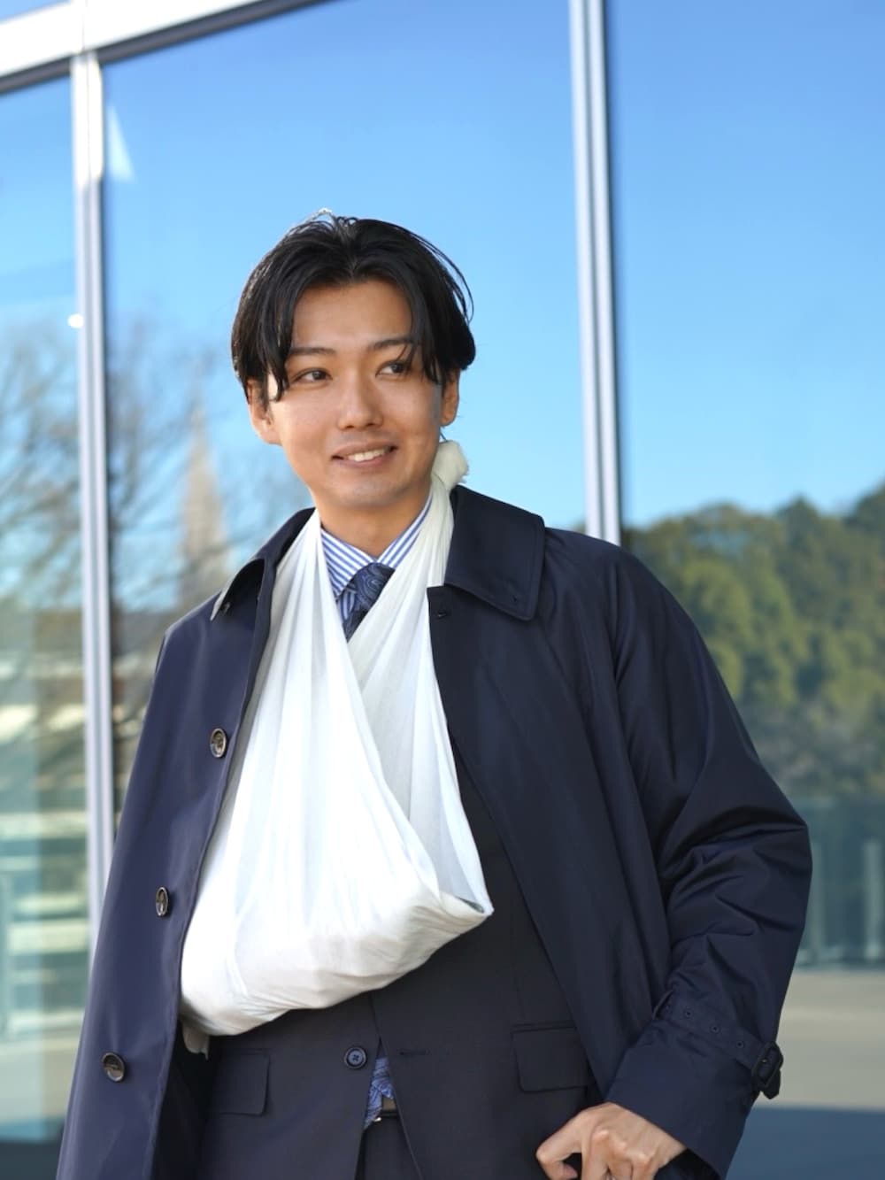 ブルー系のスーツジャケット、ブルー系のネクタイ、ブルー系のシャツ/ブラウスを着用したメンズの冬コーディネートの2枚目の写真