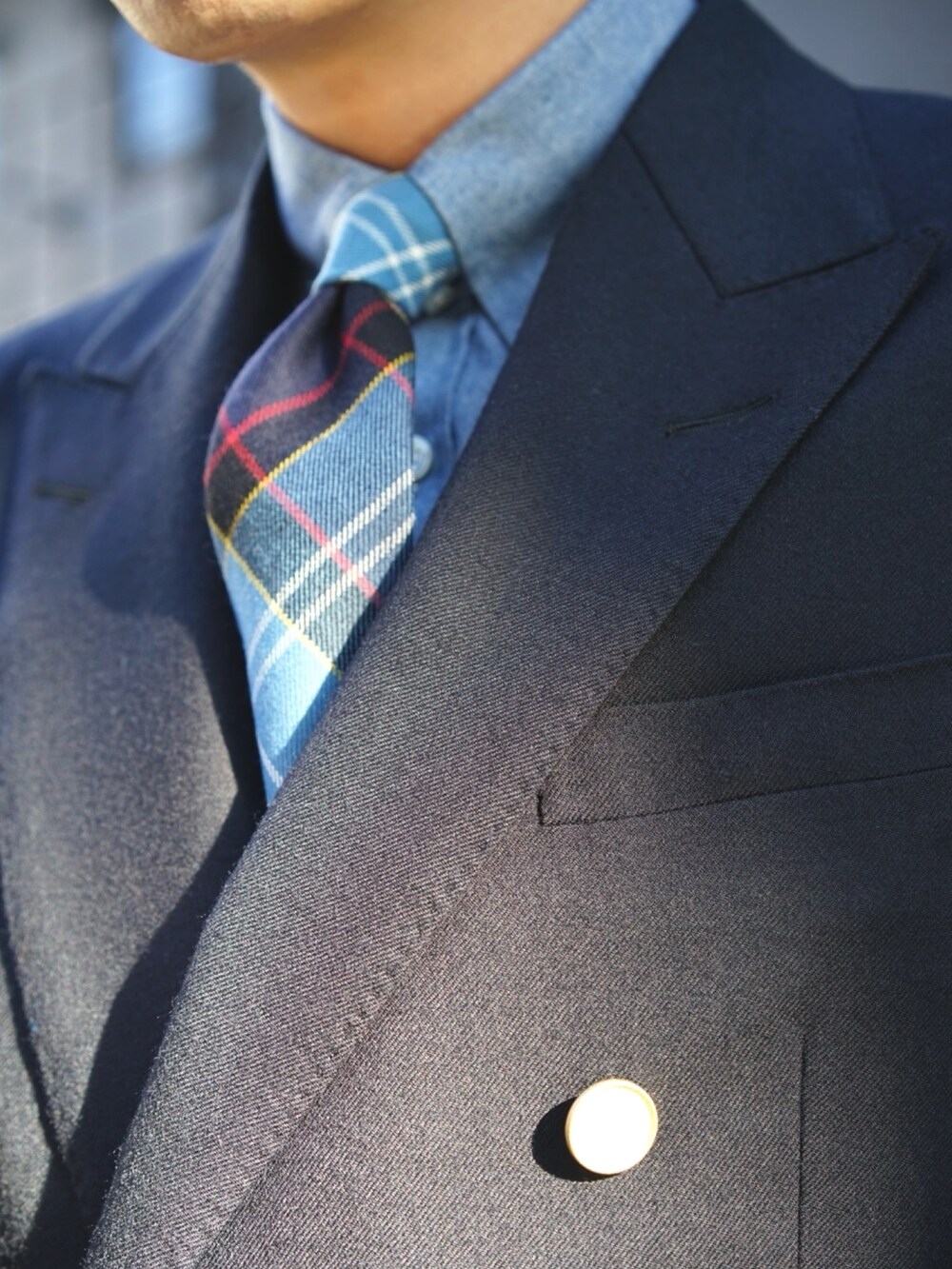 その他のネクタイ、ブルー系のテーラードジャケット、ホワイト系のその他パンツを着用したメンズの冬コーディネートの3枚目の写真