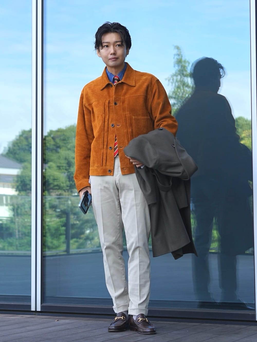 「レイヤードスタイル、秋コーデ、ネクタイ、ブラウン、テーラードジャケット、ローファー、スエード」｜「MackintoshのMACKINTOSH × BEAMS F / 別注 DUNKELD TRENCH ライトメルトン トレンチコート（トレンチコート、グリーン系）」を使った、shunkobayashiさん（メンズ・171cm）の秋コーディネートの2枚目の写真