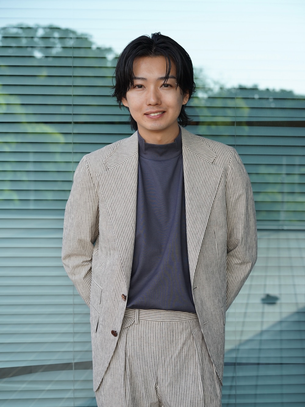 「レイヤードスタイル、黒Tシャツ、古着MIX、モノトーン、ローファー、デートコーデ、セットアップ、淡色コーデ、きれいめカジュアル、Tシャツ、夏コーデ、シンプルコーデ、お出かけコーデ、春夏コーデ、メンズファッション」｜「BEAMS Fのコーコランコットン ショートスリーブ モックネック コンフォートフィット Tシャツ（Tシャツ/カットソー、グレー系）」を使った、shunkobayashiさん（骨格ウェーブ・メンズ・171cm）の夏コーディネートの2枚目の写真