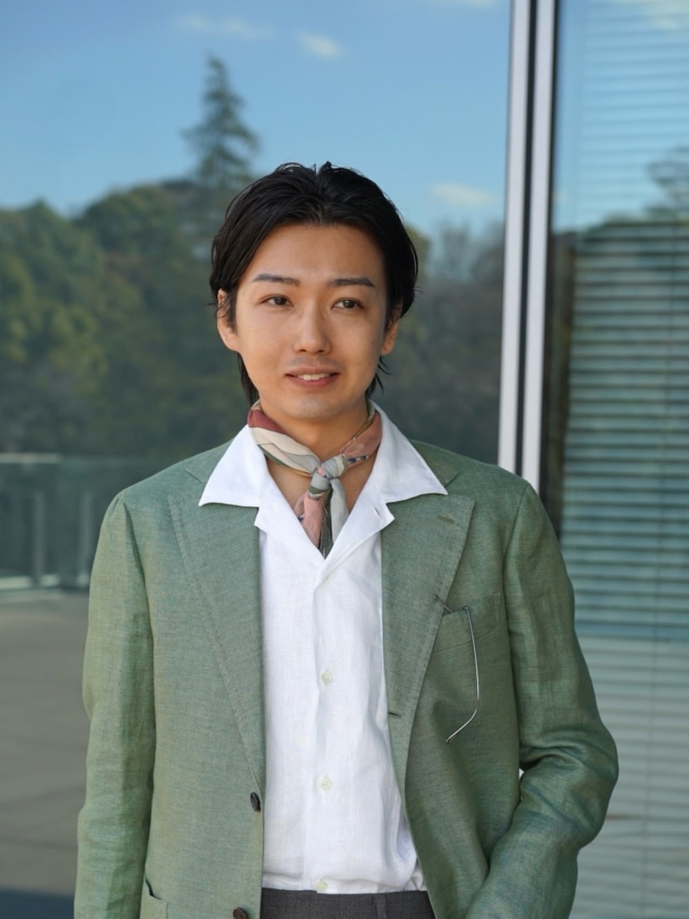 グリーン系のストール/ショールを着用したメンズの春コーディネートの2枚目の写真