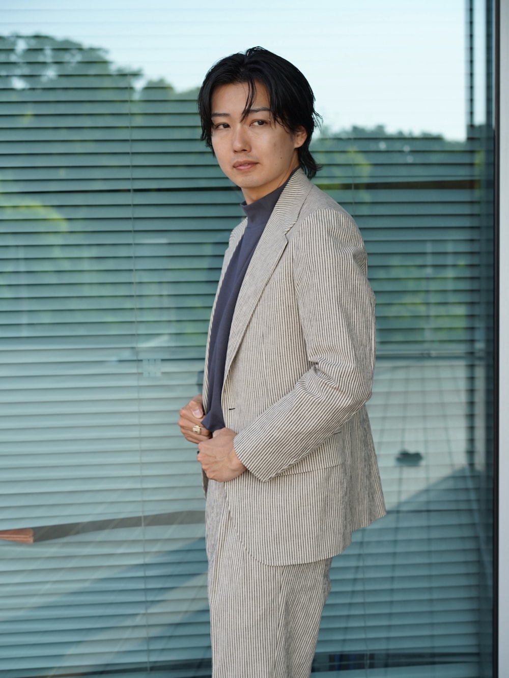 「レイヤードスタイル、黒Tシャツ、古着MIX、モノトーン、ローファー、デートコーデ、セットアップ、淡色コーデ、きれいめカジュアル、Tシャツ、夏コーデ、シンプルコーデ、お出かけコーデ、春夏コーデ、メンズファッション」｜「BEAMS Fのコーコランコットン ショートスリーブ モックネック コンフォートフィット Tシャツ（Tシャツ/カットソー、グレー系）」を使った、shunkobayashiさん（骨格ウェーブ・メンズ・171cm）の夏コーディネートの4枚目の写真