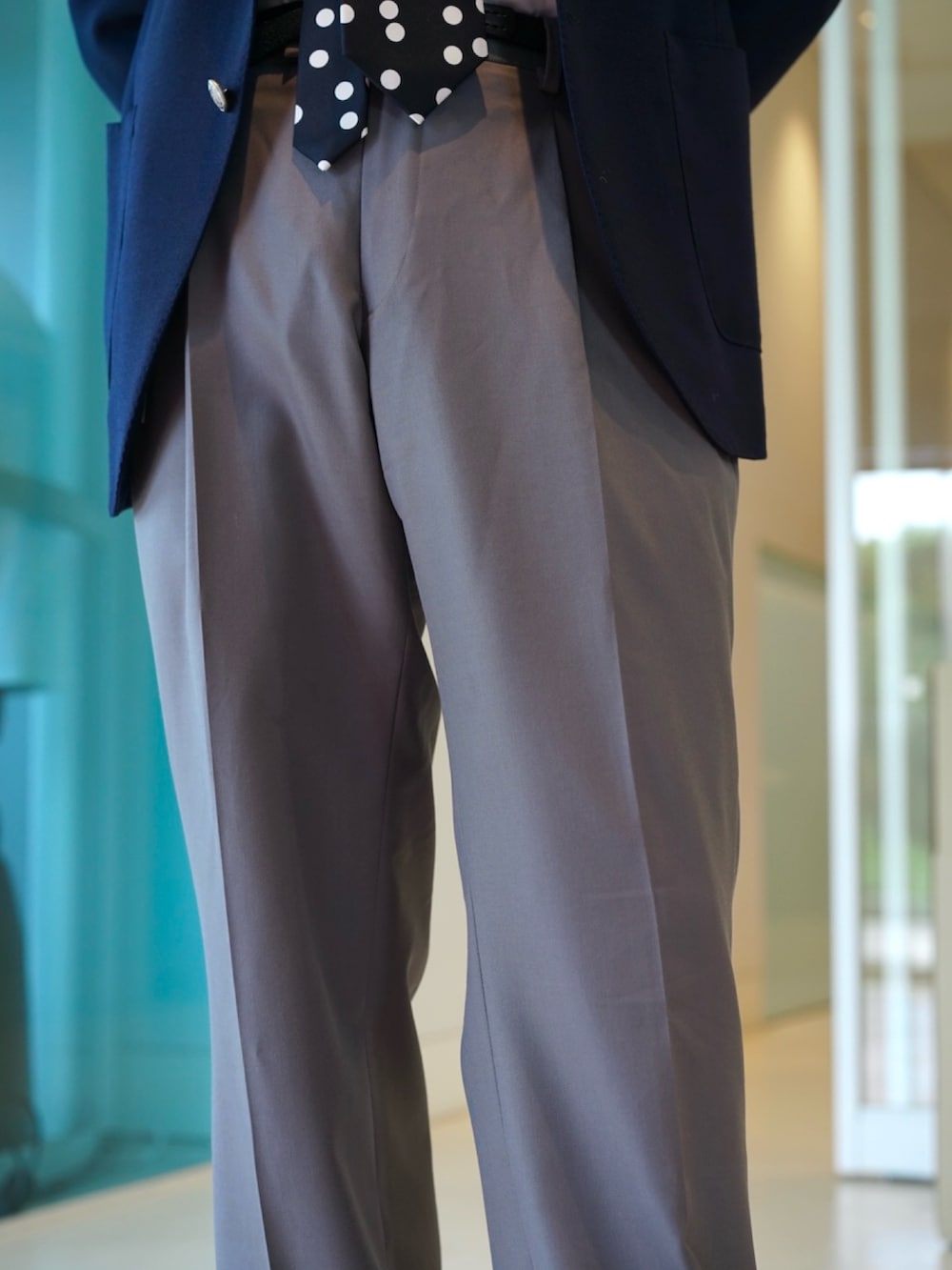 ブルー系のテーラードジャケット、グレー系のシャツ/ブラウス、グレー系のハンカチ/ハンドタオルを着用したメンズの夏コーディネートの4枚目の写真