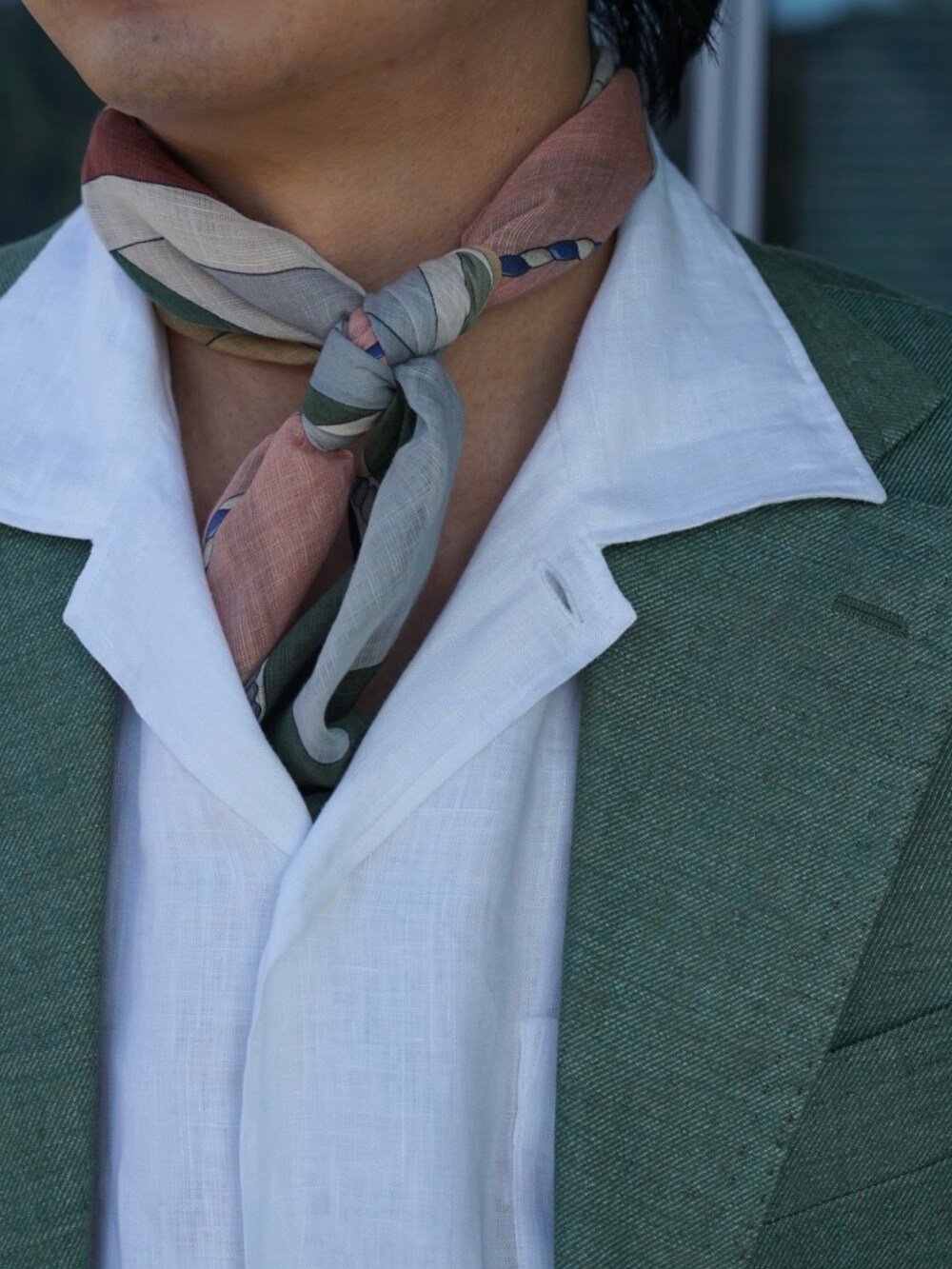 グリーン系のストール/ショールを着用したメンズの春コーディネートの3枚目の写真