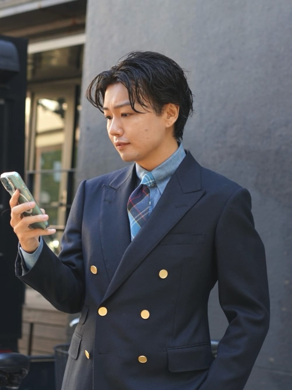 その他のネクタイ、ブルー系のテーラードジャケット、ホワイト系のその他パンツを着用したメンズの冬コーディネートの2枚目の写真