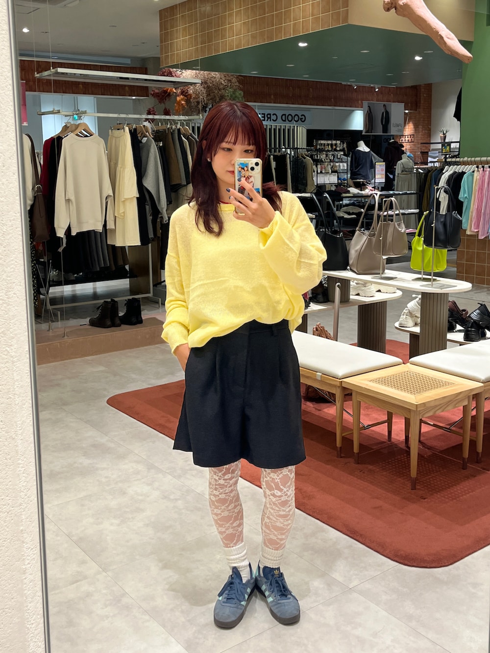 ブルー系のスニーカー、ブラック系のその他パンツ、イエロー系のニット/セーターを着用したレディースの秋コーディネートの3枚目の写真