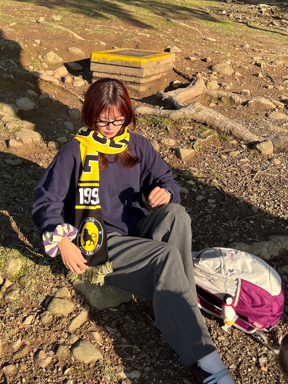 ブルー系のスウェット、グレー系のパンツ、ベージュ系のバックパック/リュックを着用したレディースの秋コーディネートの3枚目の写真