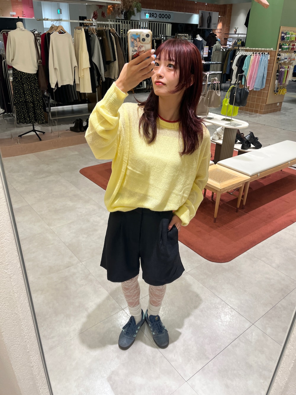 ブルー系のスニーカー、ブラック系のその他パンツ、イエロー系のニット/セーターを着用したレディースの秋コーディネートの2枚目の写真