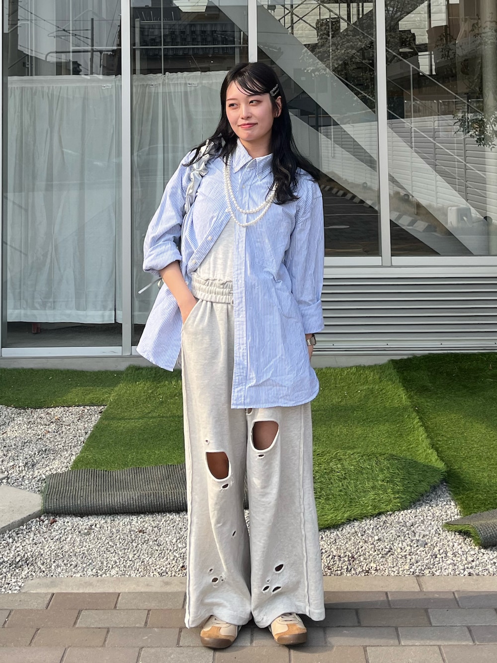 グレー系のスウェットパンツ、ブルー系のシャツ/ブラウスを着用したレディースの秋コーディネートの2枚目の写真