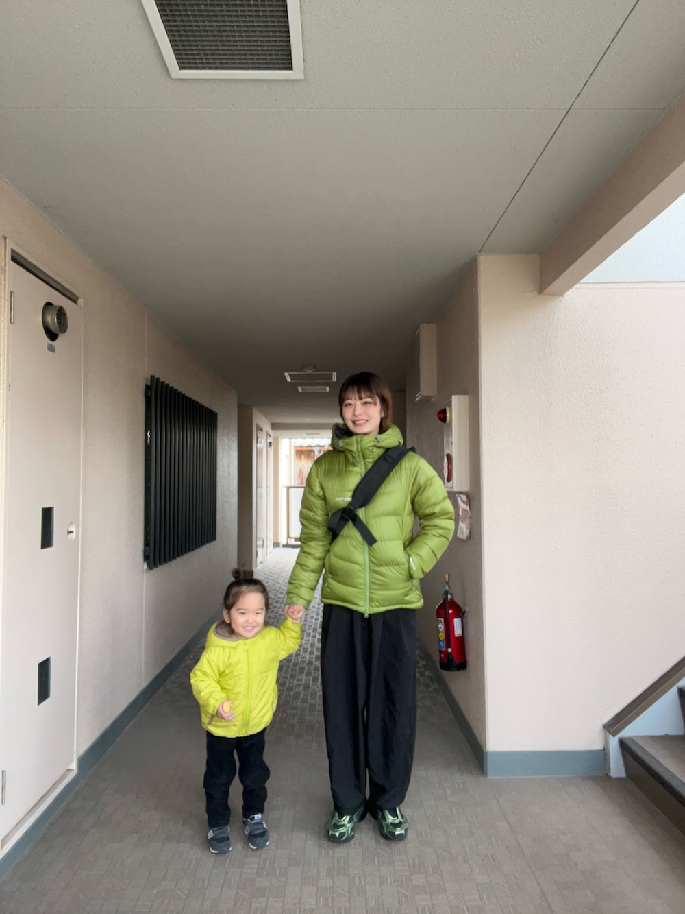 ブラック系のスニーカー、ブラック系のその他パンツ、ブラック系のボディバッグ/ウエストポーチを着用したレディースの春コーディネートの2枚目の写真