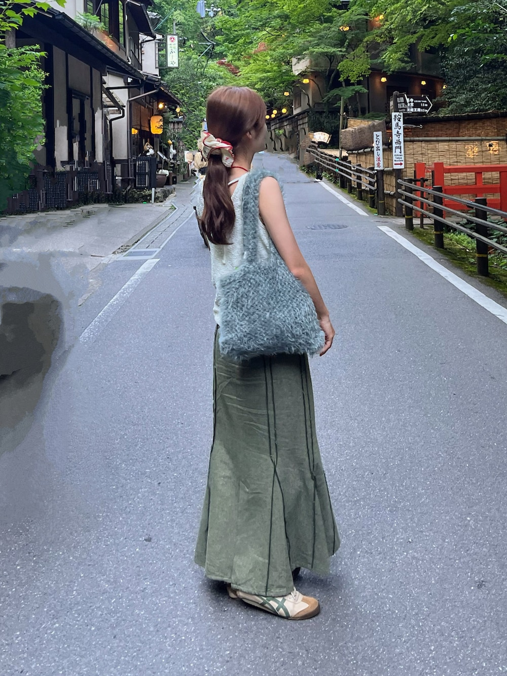 ベージュ系のスニーカー、グレー系のトートバッグを着用したレディースの夏コーディネートの2枚目の写真