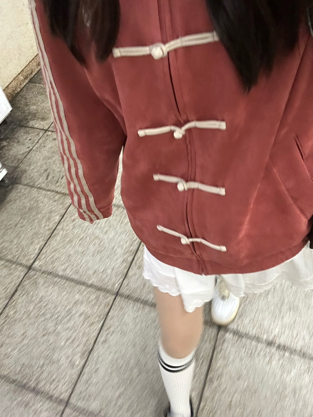 「NIKEのアイテム（スニーカー、ホワイト系）」を使った、mimiさん（レディース・156cm）の春コーディネートの2枚目の写真