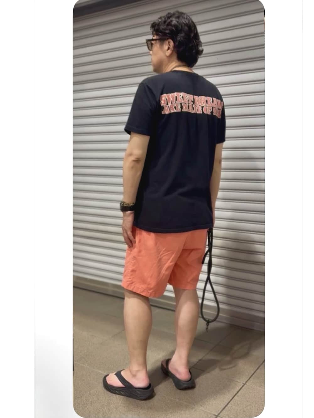 ブラック系のサンダル、オレンジ系のパンツを着用したメンズの夏コーディネートの3枚目の写真