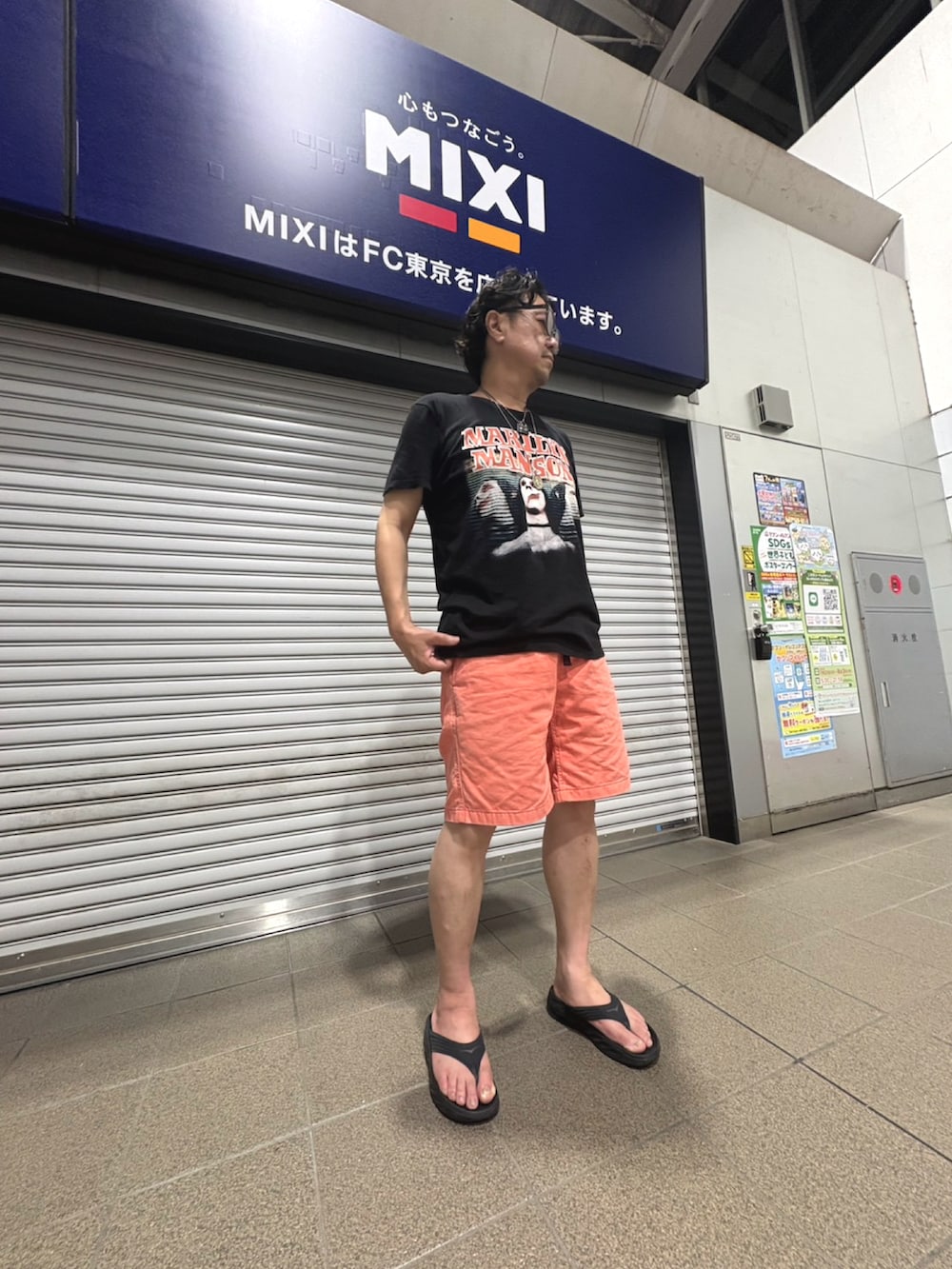 ブラック系のサンダル、オレンジ系のパンツを着用したメンズの夏コーディネートの2枚目の写真
