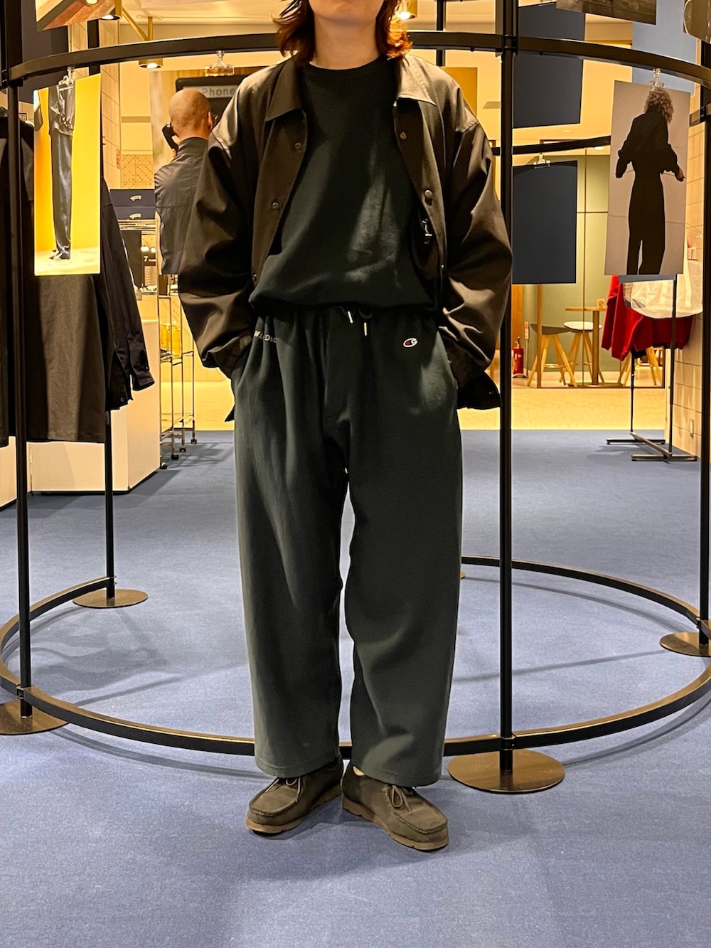 ブルー系のスウェット、ブルー系のその他パンツを着用したメンズの冬コーディネートの5枚目の写真