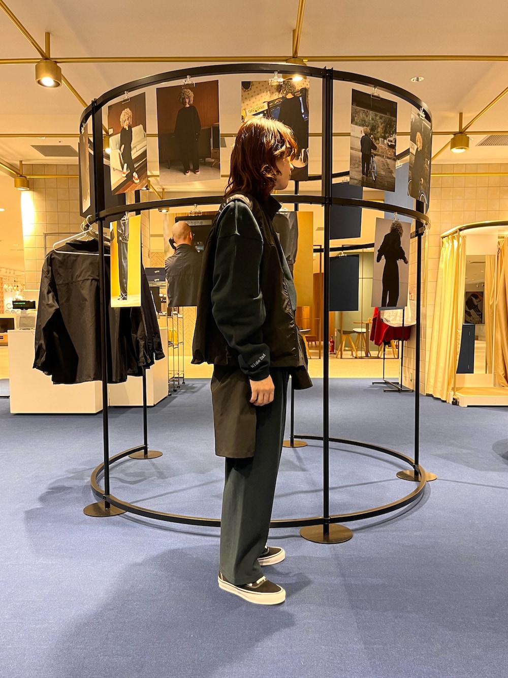 ブラック系のその他シューズ、ブルー系のその他パンツ、ブルー系のスウェットを着用したメンズの冬コーディネートの2枚目の写真