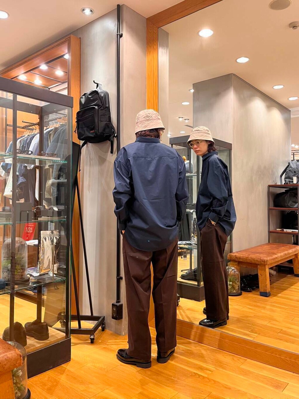 ブルー系のシャツ/ブラウス、ブラウン系のその他パンツ、ブラック系のドレスシューズを着用したメンズの夏コーディネートの4枚目の写真