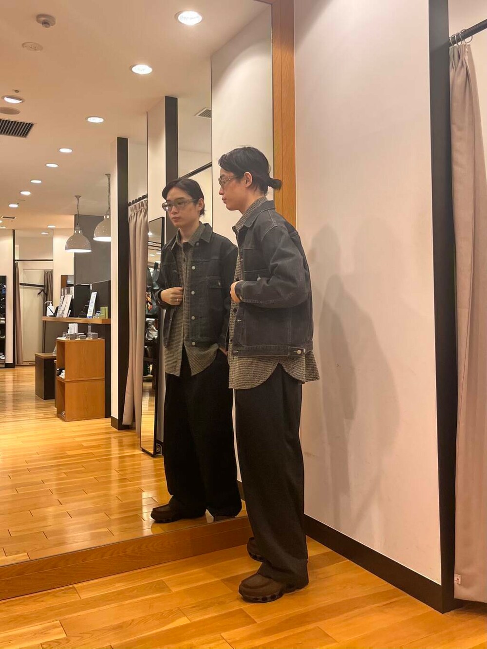 ブラック系のデニムジャケット、ブラック系のシャツ/ブラウス、ブラック系のその他パンツを着用したメンズの秋コーディネートの2枚目の写真