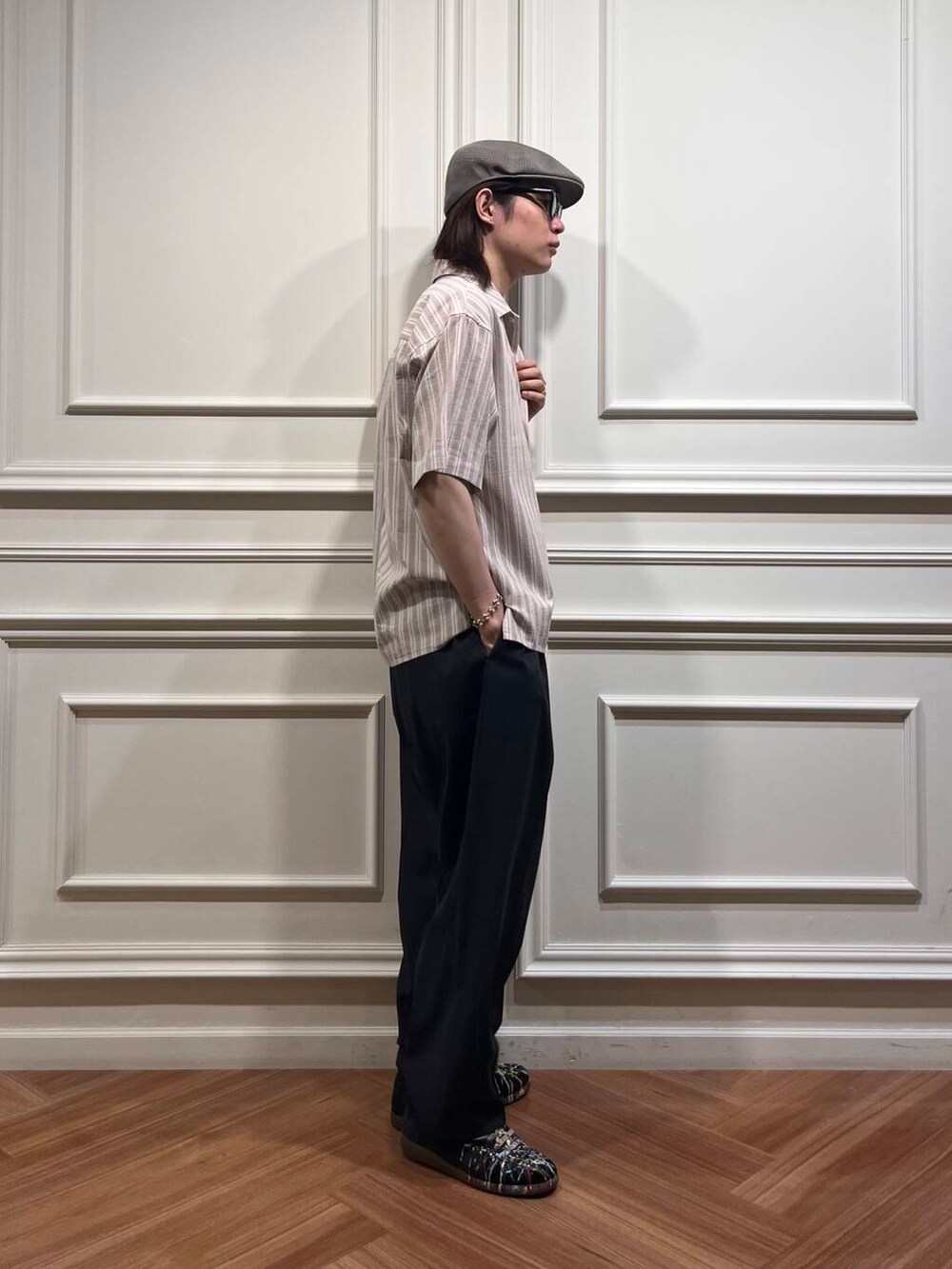 グレー系のその他パンツ、ブラウン系のシャツ/ブラウス、シルバー系のブレスレットを着用したメンズの夏コーディネートの3枚目の写真