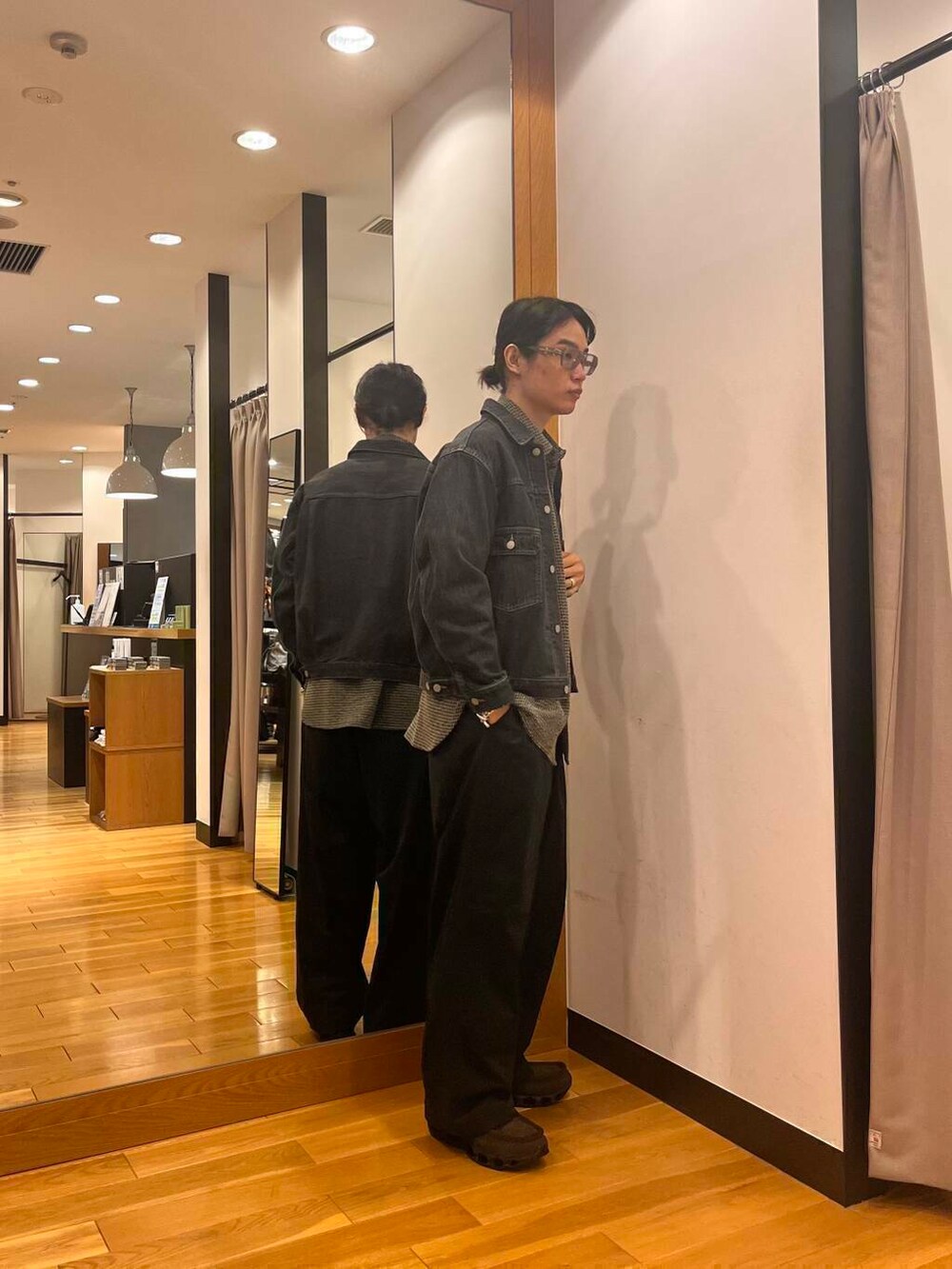 ブラック系のデニムジャケット、ブラック系のシャツ/ブラウス、ブラック系のその他パンツを着用したメンズの秋コーディネートの4枚目の写真