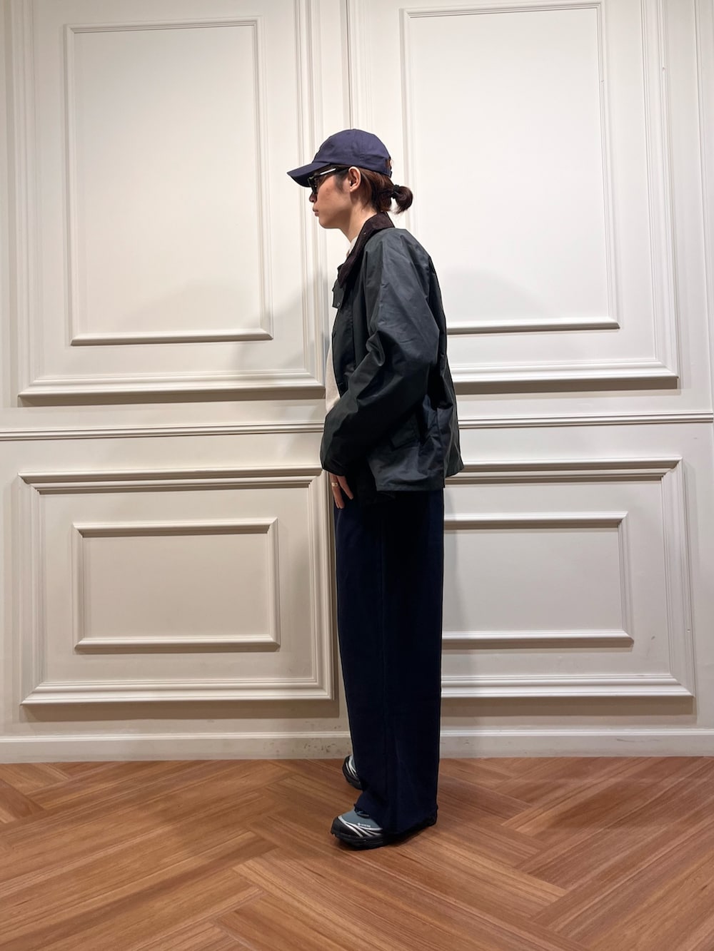 グリーン系のその他アウター、ブルー系のスウェットパンツ、ブルー系のスニーカーを着用したメンズの秋コーディネートの3枚目の写真