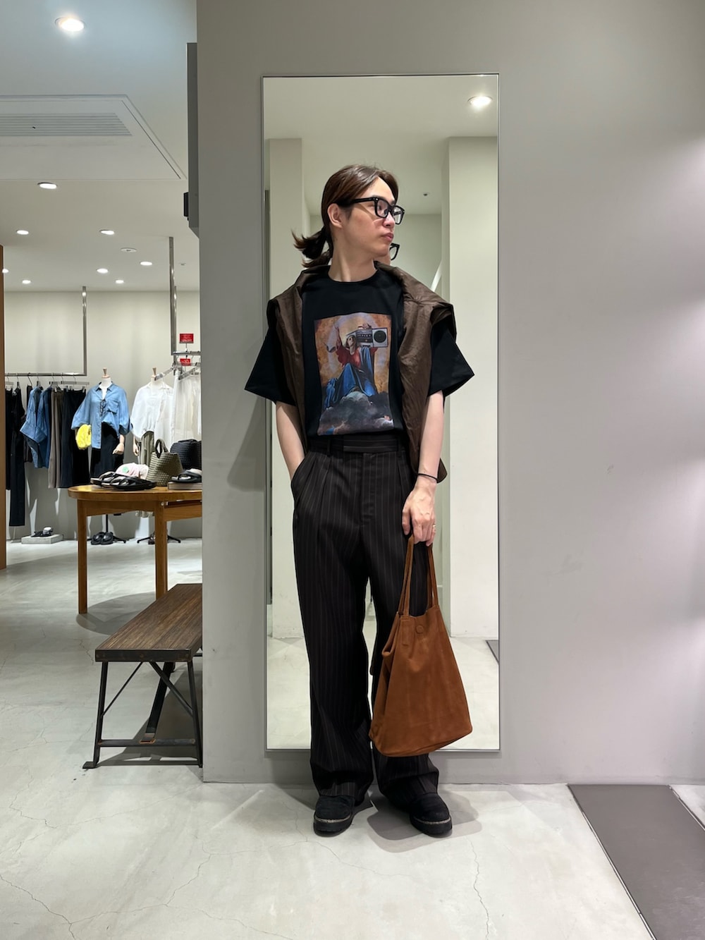 ブラウン系のシャツ/ブラウス、ブラック系のTシャツ/カットソー、ブラウン系のその他パンツを着用したメンズの夏コーディネートの4枚目の写真